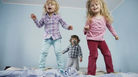 Kids Jumping on Bed Видео 49762859