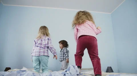 Kids Jumping on Bed Vídeo Stock 49762986