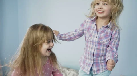 Kids Jumping on Bed Stockbeeldmateriaal 49764310