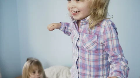 Kids Jumping on Bed Видео 49764433