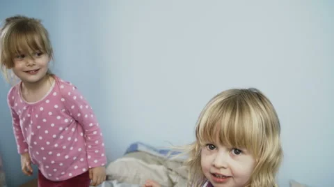 Kids Jumping on Bed 動画素材 49764618