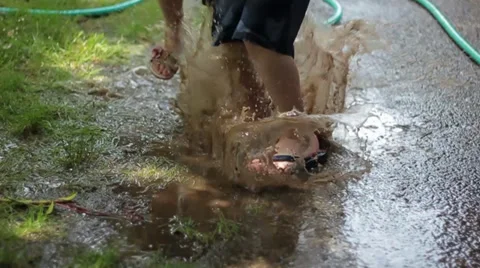 Kids jumping in mud 库存影片 35766076