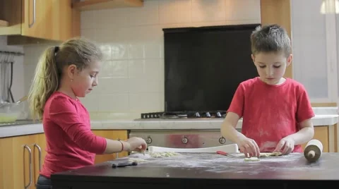 Kids in the kitchen Stockbeeldmateriaal 61031173