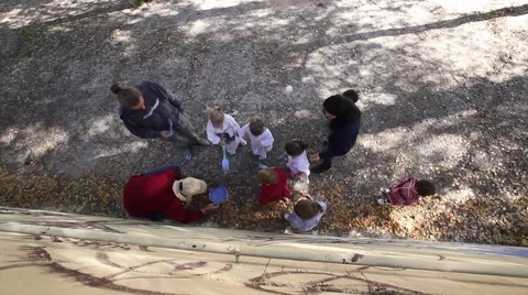 Kids learning how to paint graffiti with colors, brushes and teachers 스톡 동영상 47188106