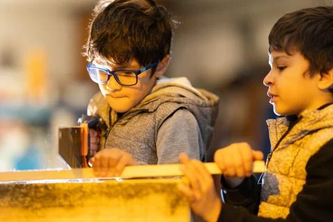 Kids learning woodworking using hand tools together Foto stock