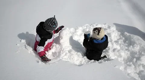 Kids making a snowman Видео 40340509
