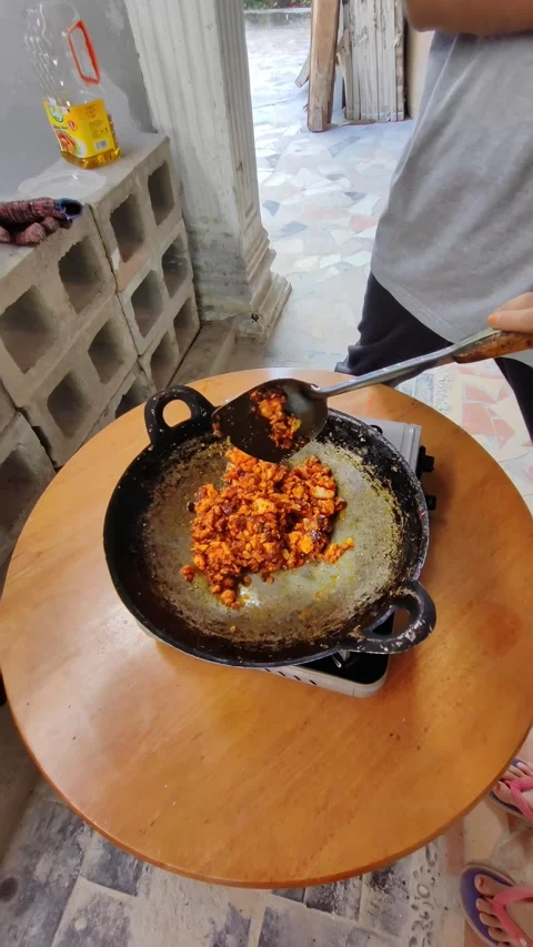 Kids making spicy fried scrambled eggs using a propane gas stove. Vertical. Stock-Footage 331495954
