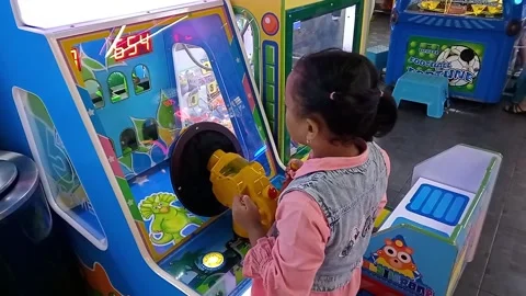 Kids play arcade gaming machine at Funcity, Jakarta, Indonesia Vídeo Stock 335932323