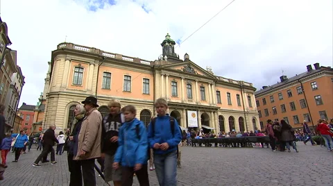 Kids play to camera in Stortorget, Gamla Stan 스톡 동영상 45115917