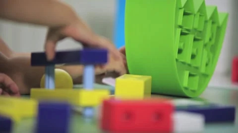 Kids play with the constructor Vídeos de archivo 51808096