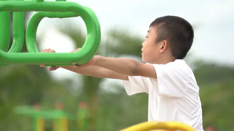 Kids playing and exercing on public outdoor gym park Vídeo Stock 135541935