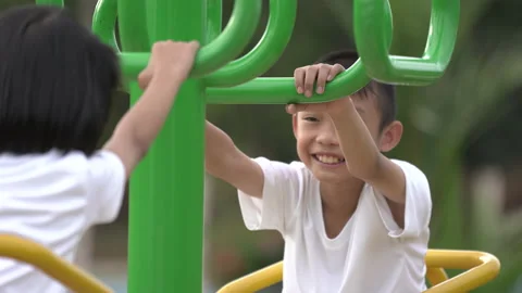 Kids playing and exercing on public outdoor gym park Vídeos de archivo 135542738