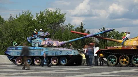 Kids playing around two old colored military tanks NO WAR 库存影片 8912586