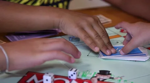 Kids playing monopoly Stockbeeldmateriaal 64359642