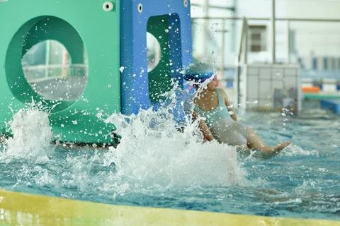 The kids playing in the pool Splashes from jumping Foto stock