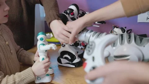 Kids playing with robots Video stock 171029020
