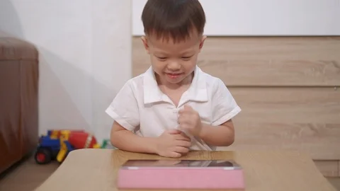 Kids playing with tablet computer Stockbeeldmateriaal 104461602
