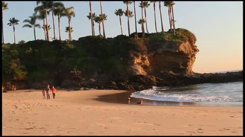 Kids Running down the Beach at Sunset 库存影片 21978027