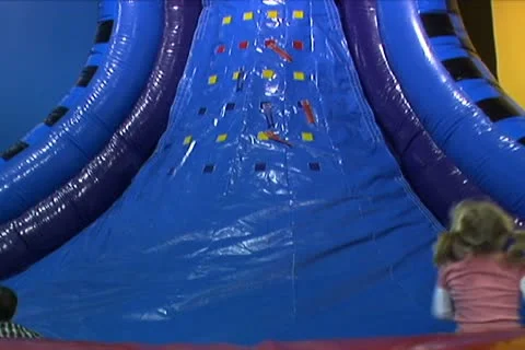 Kids Running up Inflatable Mountain 動画素材 10707055