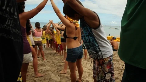 Kids running under human bridge celebrating Vidéo 104439462