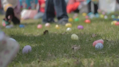 Kids Scurry at Spring Easter Egg Hunt Vídeos de archivo 102349667