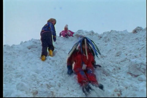 Kids sledding 動画素材 33526975