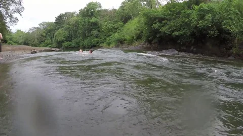 La Madre Asiatica Felice E La Figlia Adolescente Amano Vedere Il Bellissimo  Paesaggio Della Foresta Tropicale Con Il Flusso D'acqu Stock Footage -  Video di famiglia, lussare: 236629790