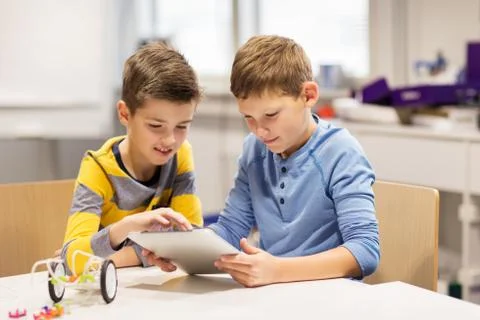 Kids with tablet pc programming at robotics school Stock-Fotos