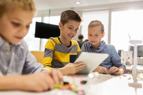 Kids with tablet pc programming at robotics school Stock-Fotos