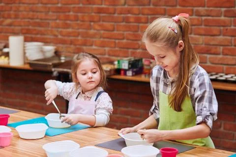 Kids taking part in baking workshop Foto stock