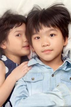 Kids talking on bed Foto stock
