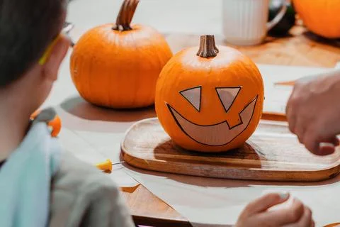 Kids Testing Pumpkin Stencils Before Tracing and Carving Stock-Fotos