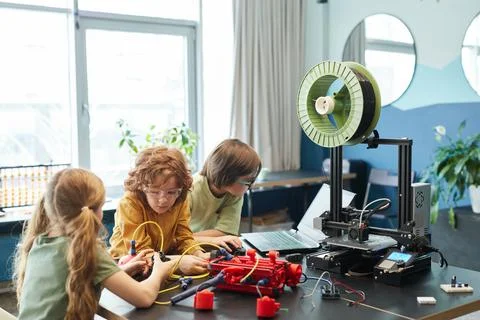Kids using 3D Printer in School Laboratory Fotos de archivo