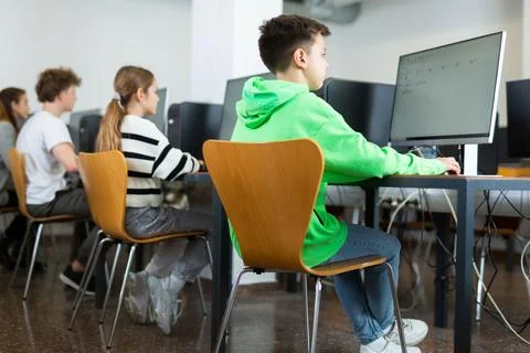 Kids using computers during computer science lesson 库存照片