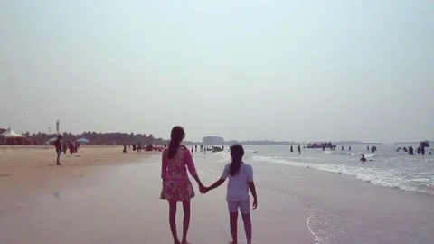 Kids walking by the beach 스톡 동영상 154328595