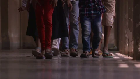 Kids walking in the school corridors 動画素材 90609394