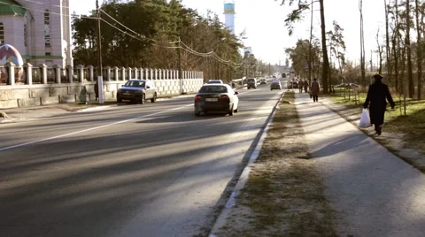 KIEV, UKRAINE - DECEMBER 30, 2015: The movement of cars and pedestrians in the c Stock Footage 59228148