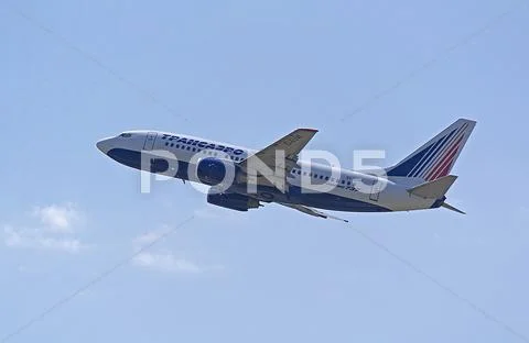 Kiev, ukraine - july 31:boeing 737 aircraft airline transaero flies in borysp Stock Photos