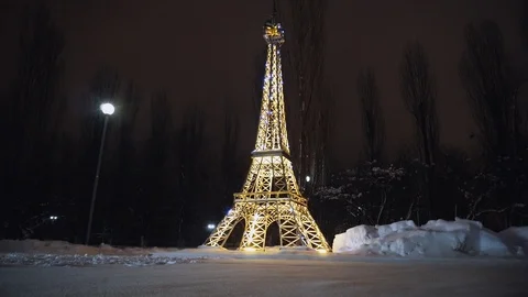 Kiev/Ukraine Replica of the Eiffel Tower, Blue Sky, Winter Scene, Clouds Float o Video stock 100273784