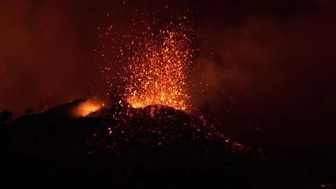 Kilauea Volcano Eruption 2018 - Exploding Lava Bombs At Night Vídeos de archivo 90370216