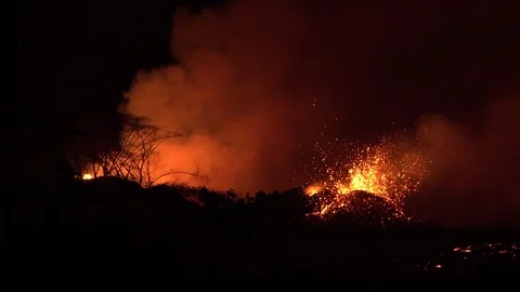 Kilauea Volcano Eruption 2018 - Exploding Lava Bombs At Night 動画素材 90375959