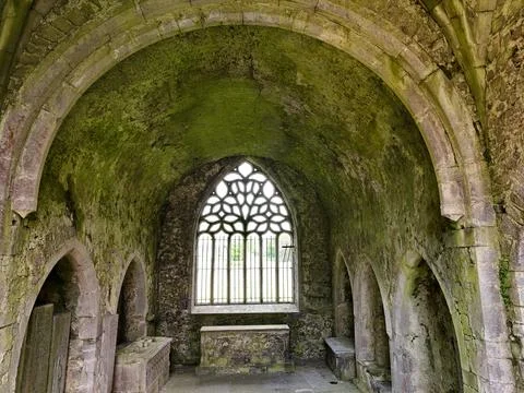 Kilcooley Abbey Interior with Gothic Window Stock-Fotos