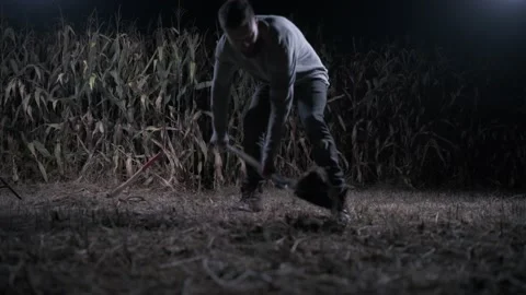 Killer digs grave at night. Video stock 202159483