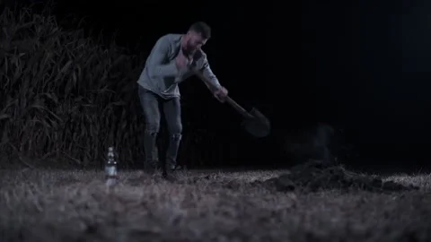 Killer digs grave at night. 스톡 동영상 219325285