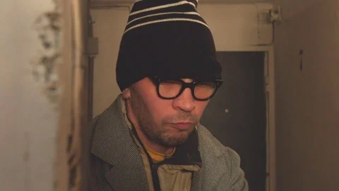 The killer sharply opens the front door and prepares to shoot. Vidéo 73901764