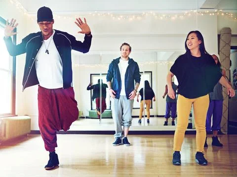 Killing it in dance class. a group of young people dancing together in a studio. Foto stock