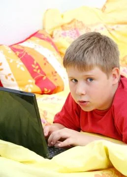 Kind am Computer Stock Photos
