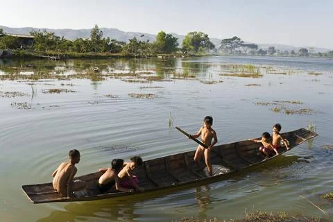 Kinder in Boot bei Nyaung Shwe, Myanmar, Asien Children in boat near Nyaun... Stock Photos