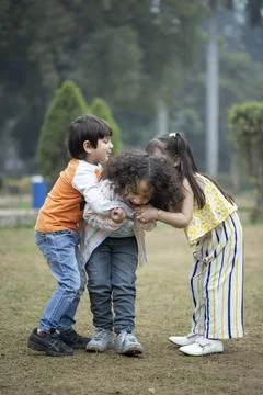 Kinder Gartenkids Having Fun While Playing Posham Pa Game In The Park 스톡 사진