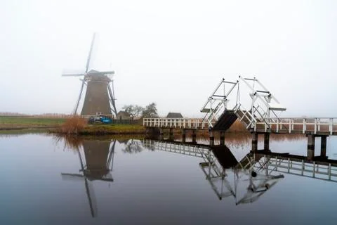 Kinderdijk windmill view from the bridge over the calm canal water, Netherlan Stock-Fotos